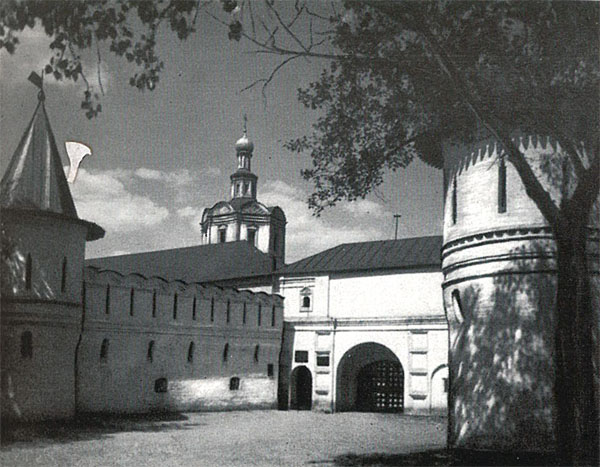 Святые ворота Спасо-Андроникова монастыря